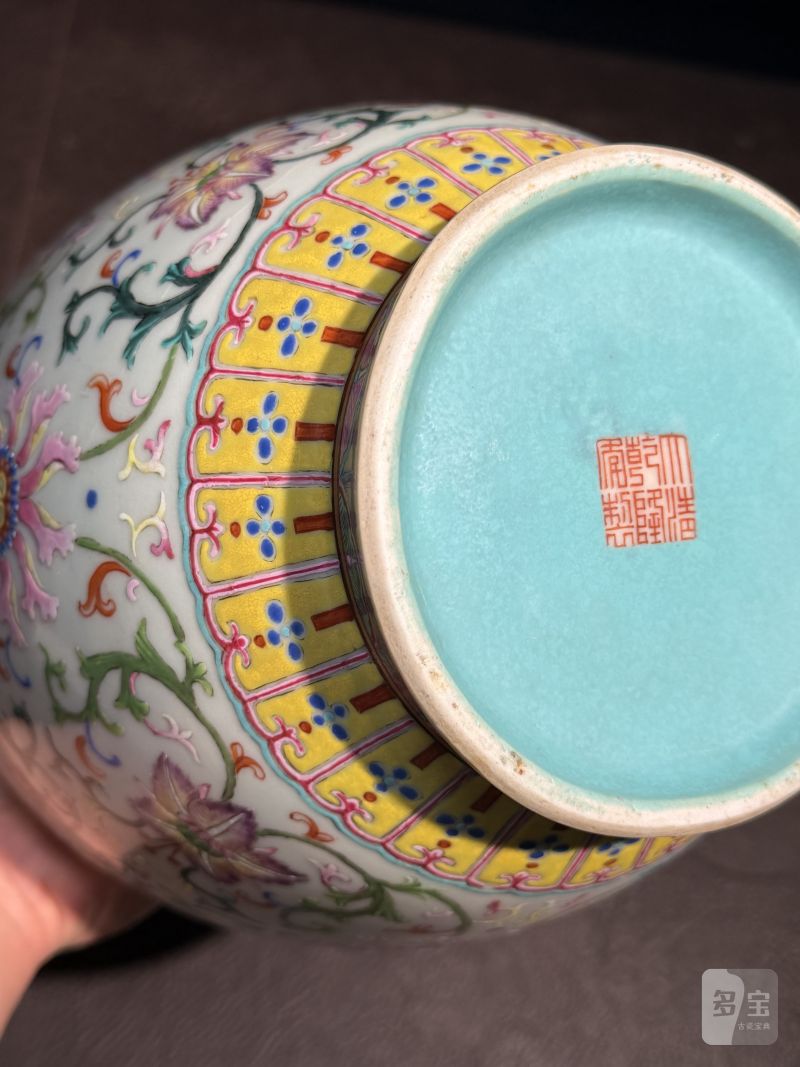 清乾隆 洋彩缠枝花卉纹瓶 - 图18
